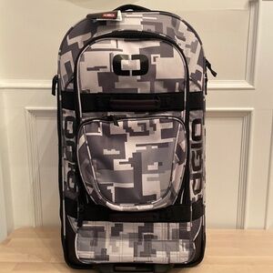 Ogio roller suitcase 95 litres NWT